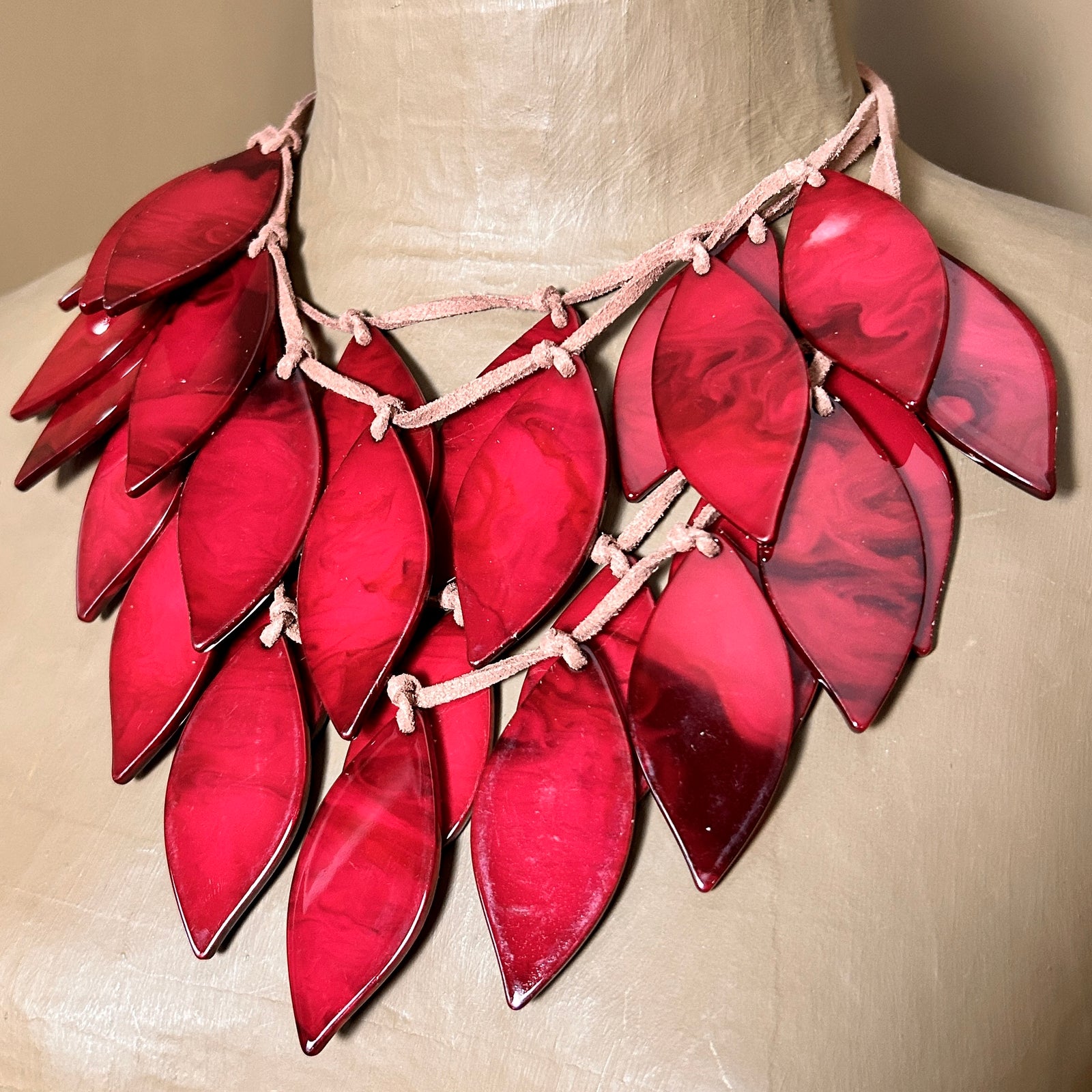 ANNIE gloss resin leaf choker necklace