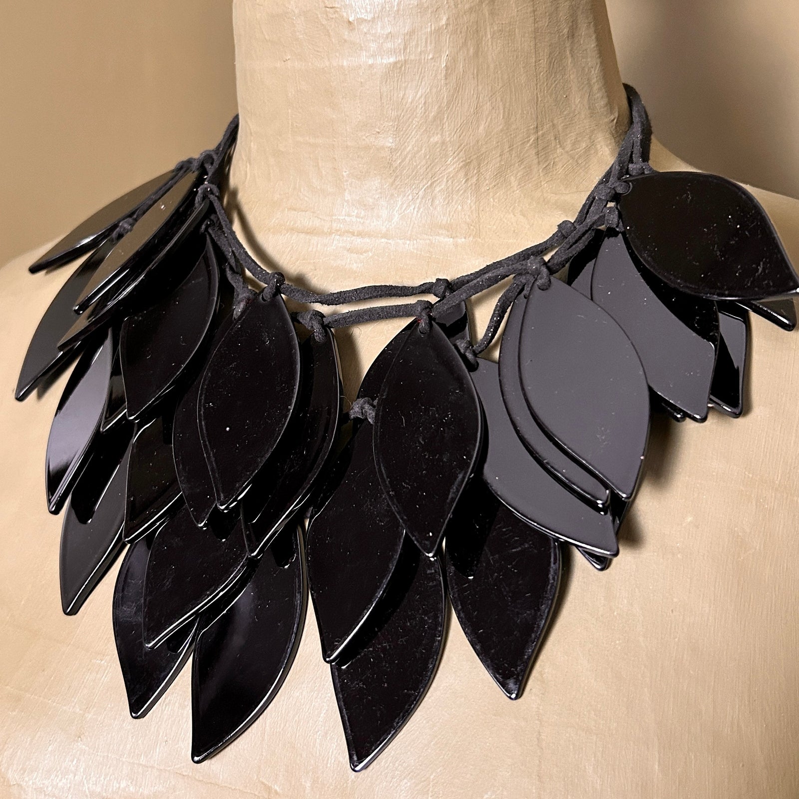 ANNIE gloss resin leaf choker necklace