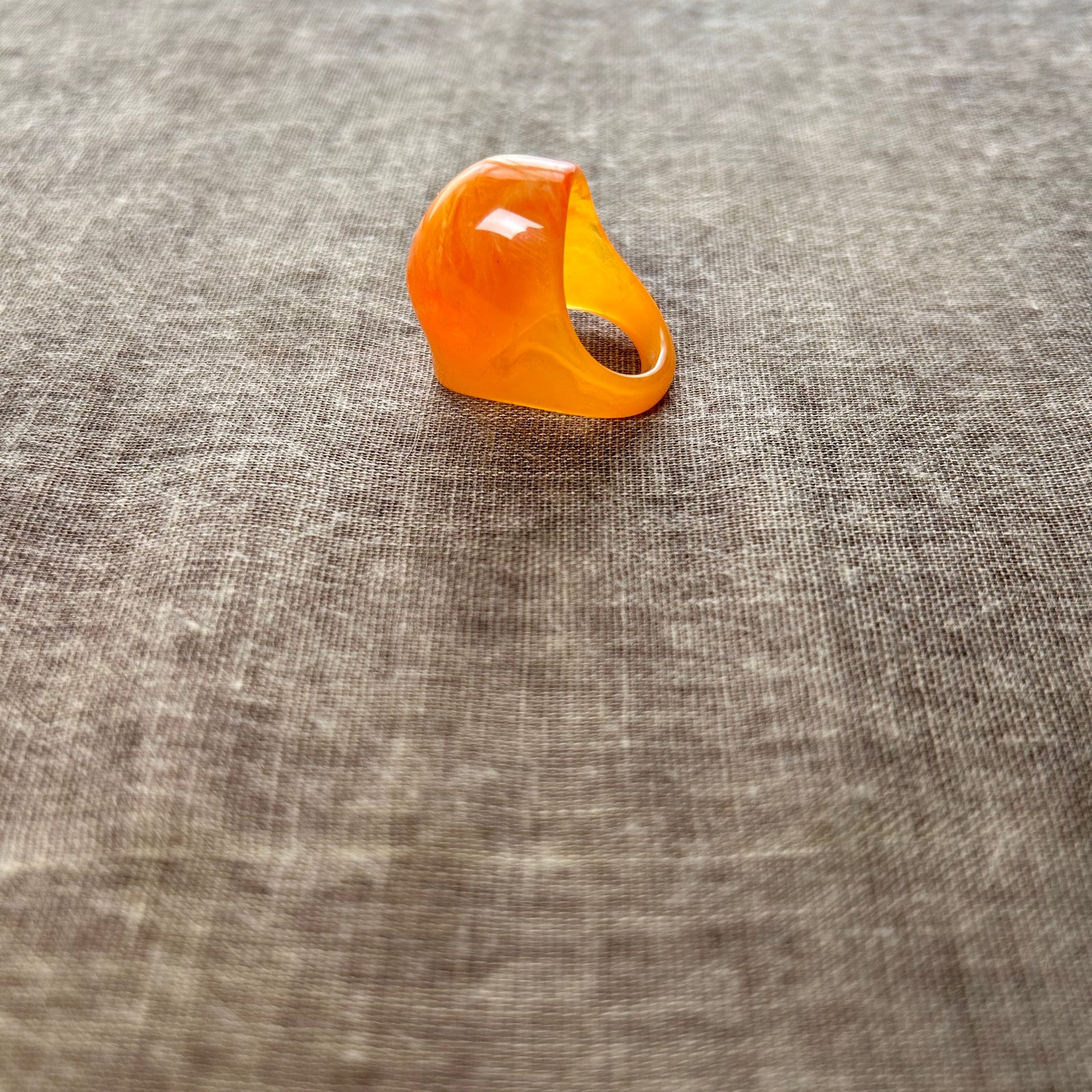 Marbled domed resin coctktail ring 'AIDEN'