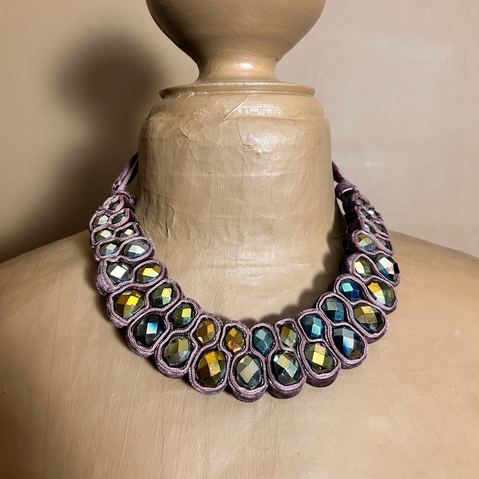ANN velvet and iridescent beaded necklace with bow fastening