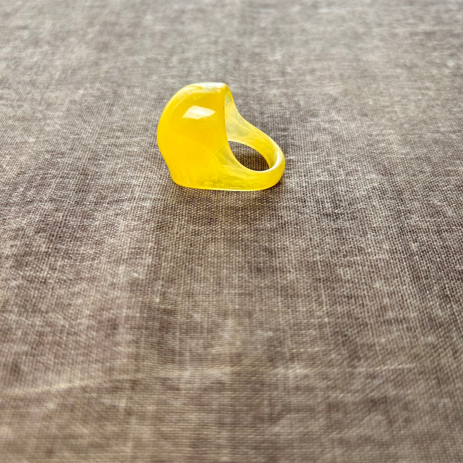 Marbled domed resin coctktail ring 'AIDEN'