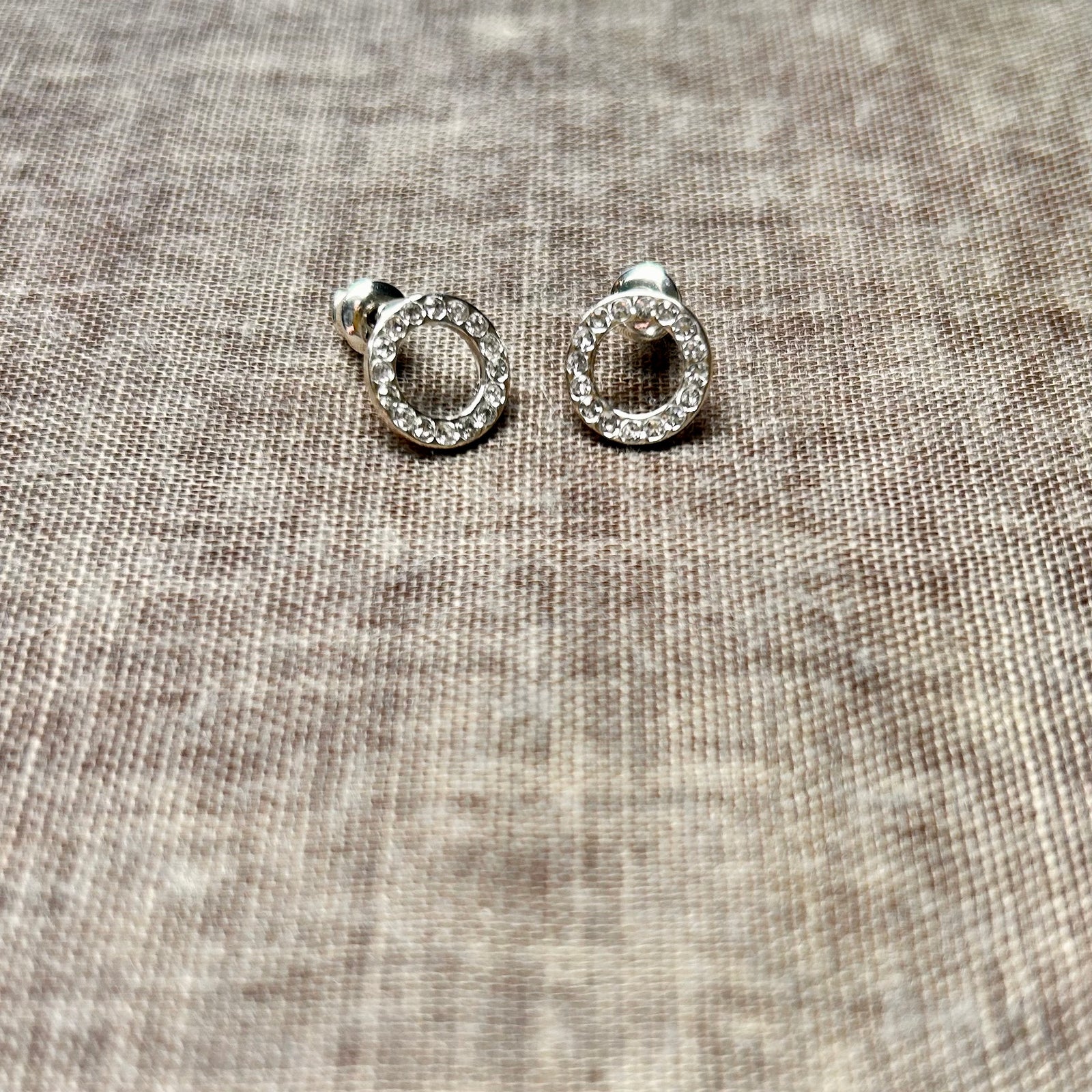 SAVANNAH circle halo stud earrings