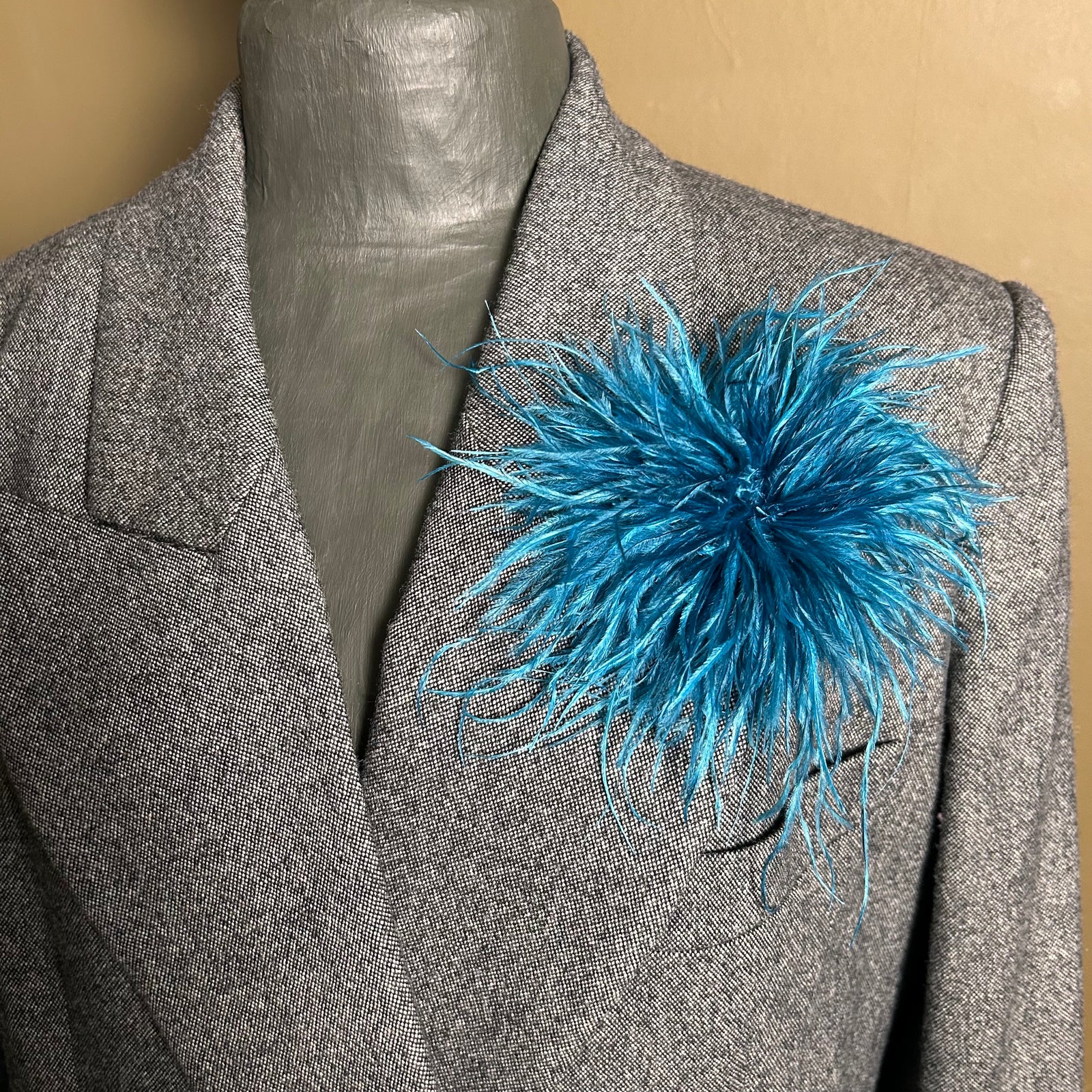 HARPER medium ostrich feather brooch and hair fascinator