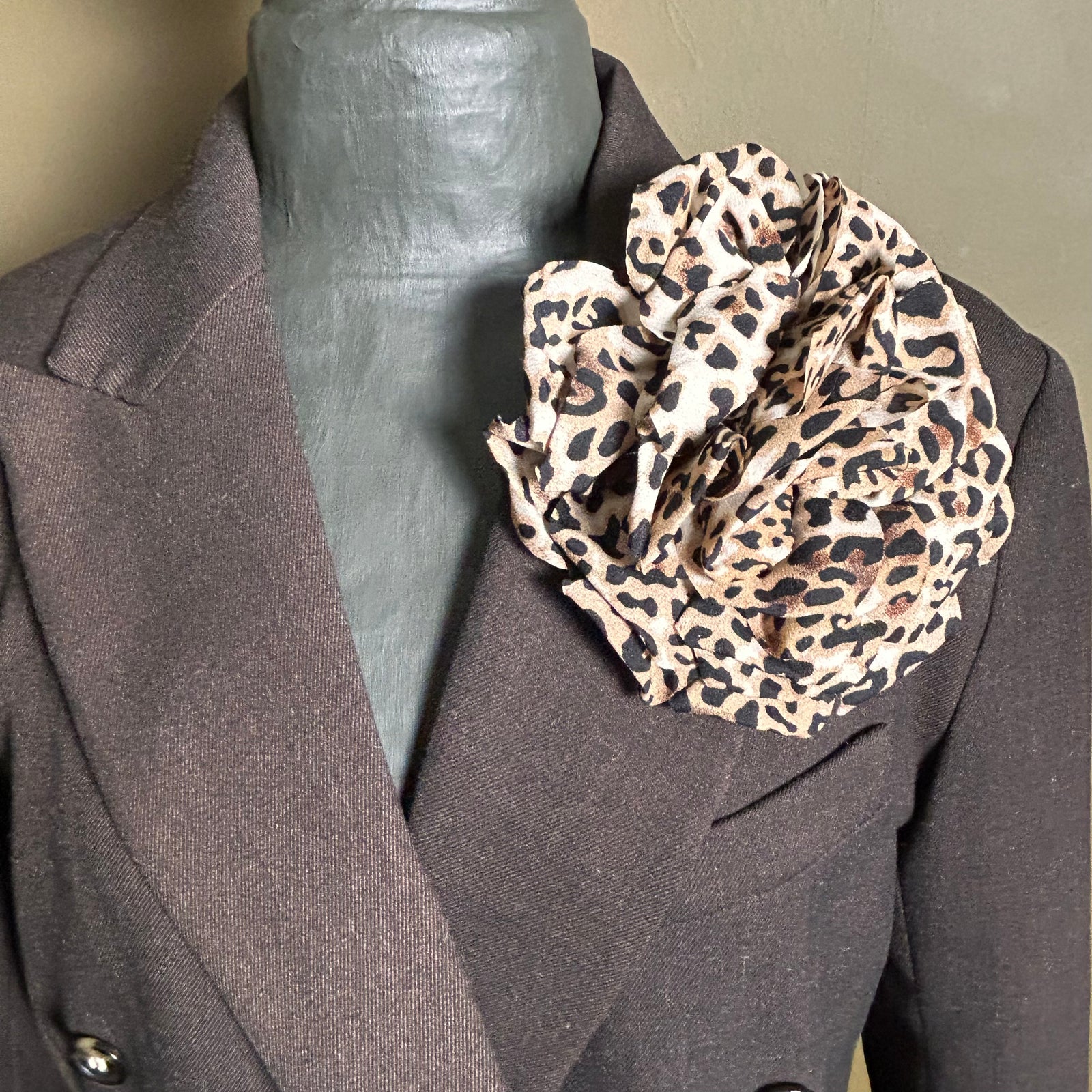 BENTLEY big leopard silky rose brooch/fascinator