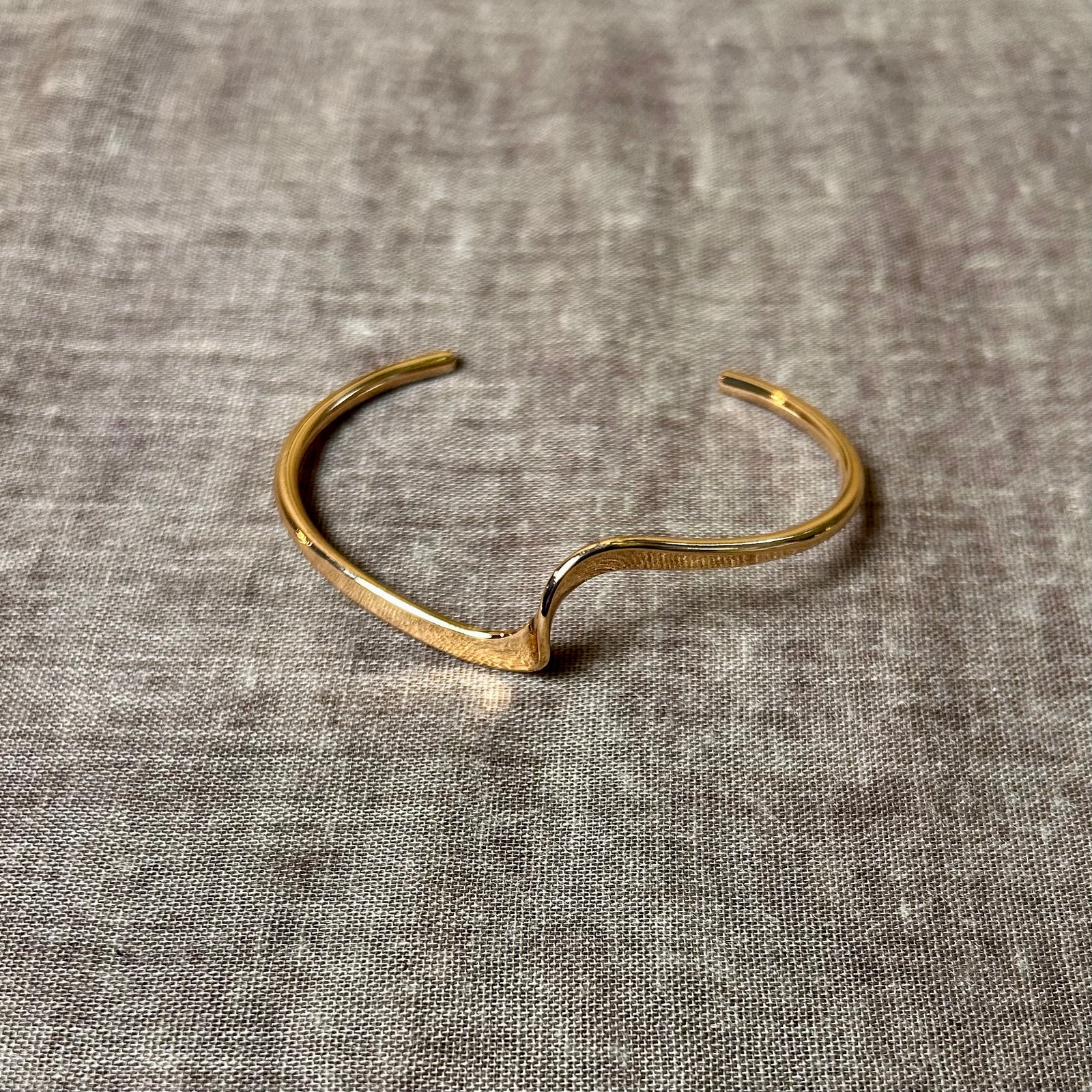 AMAYA minimalist metal adjustable bangle