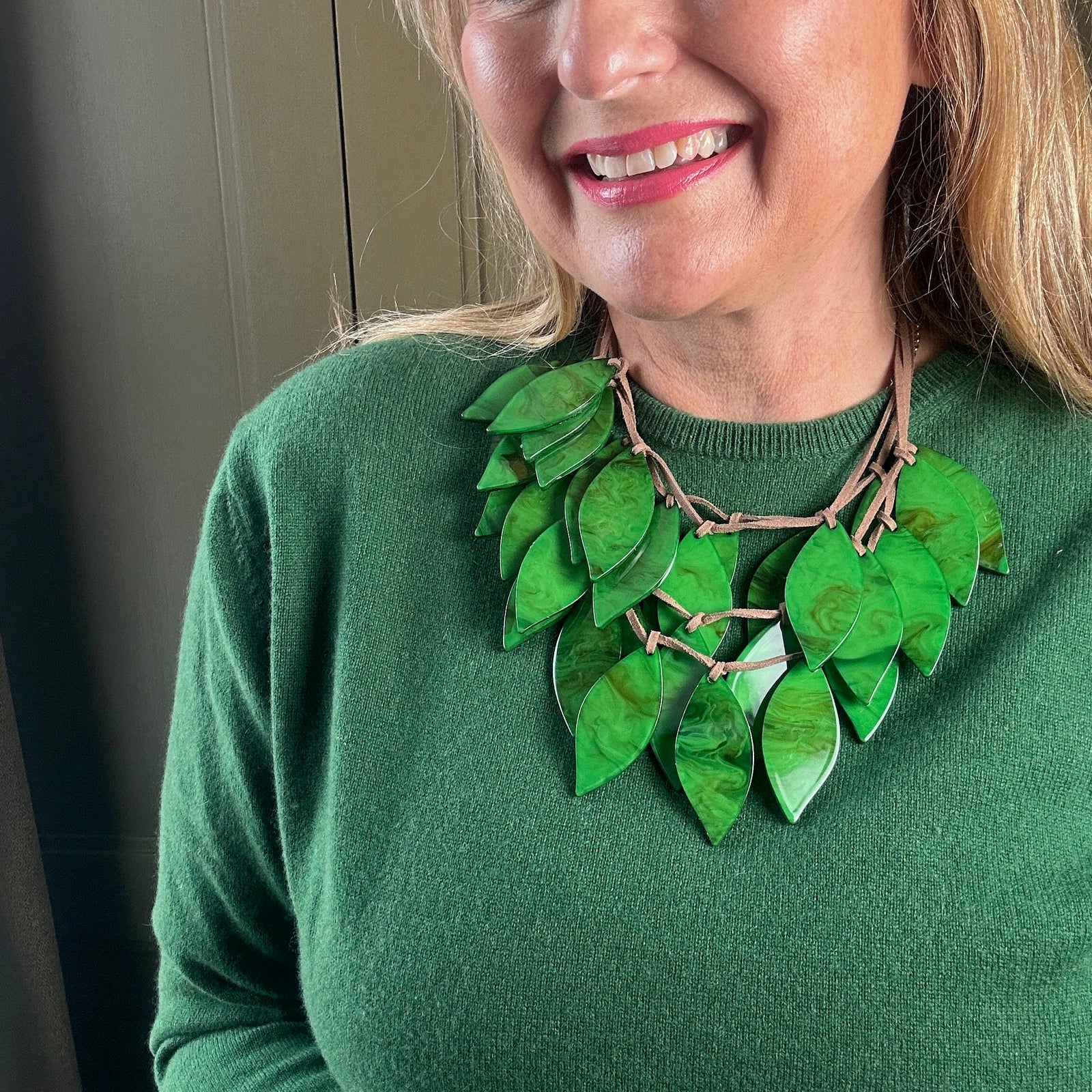 ANNIE gloss resin leaf choker necklace