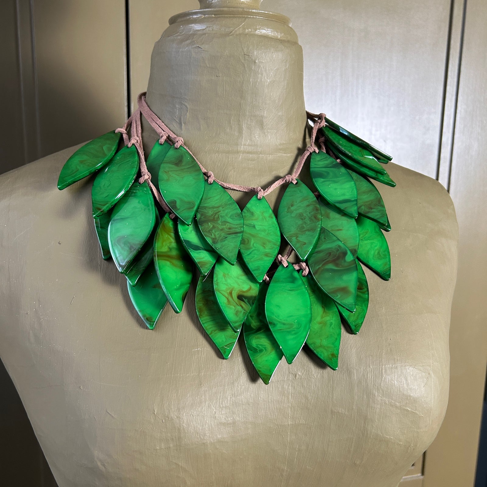 ANNIE gloss resin leaf choker necklace