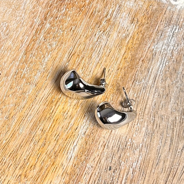 steel stud earrings
silver stud earrings
silver everyday earrings
teardrop earrings
small drop earrings 