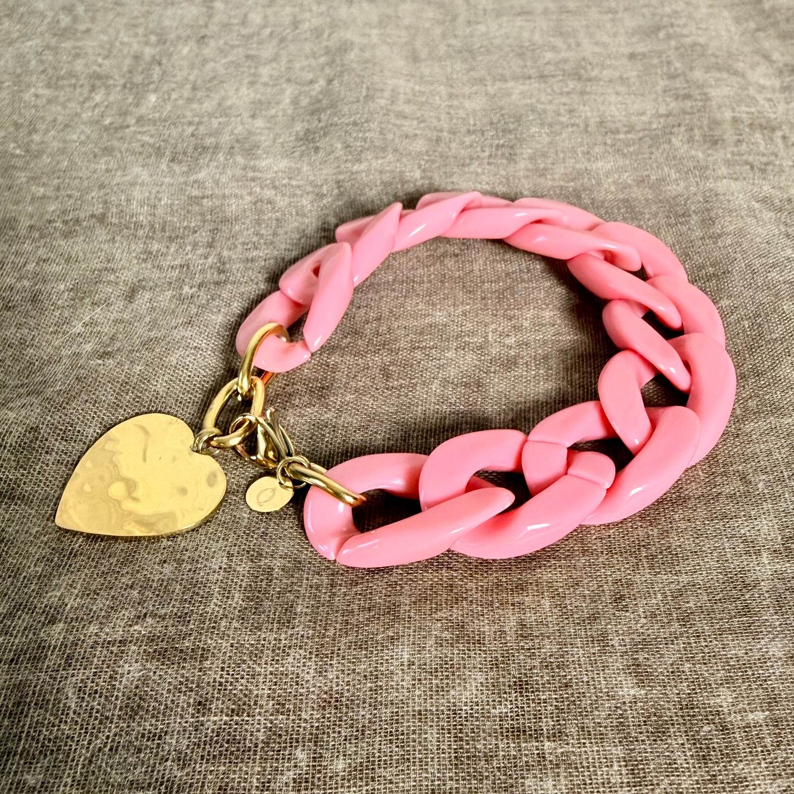 Resin link bracelet with heart charm 'CARRIE'