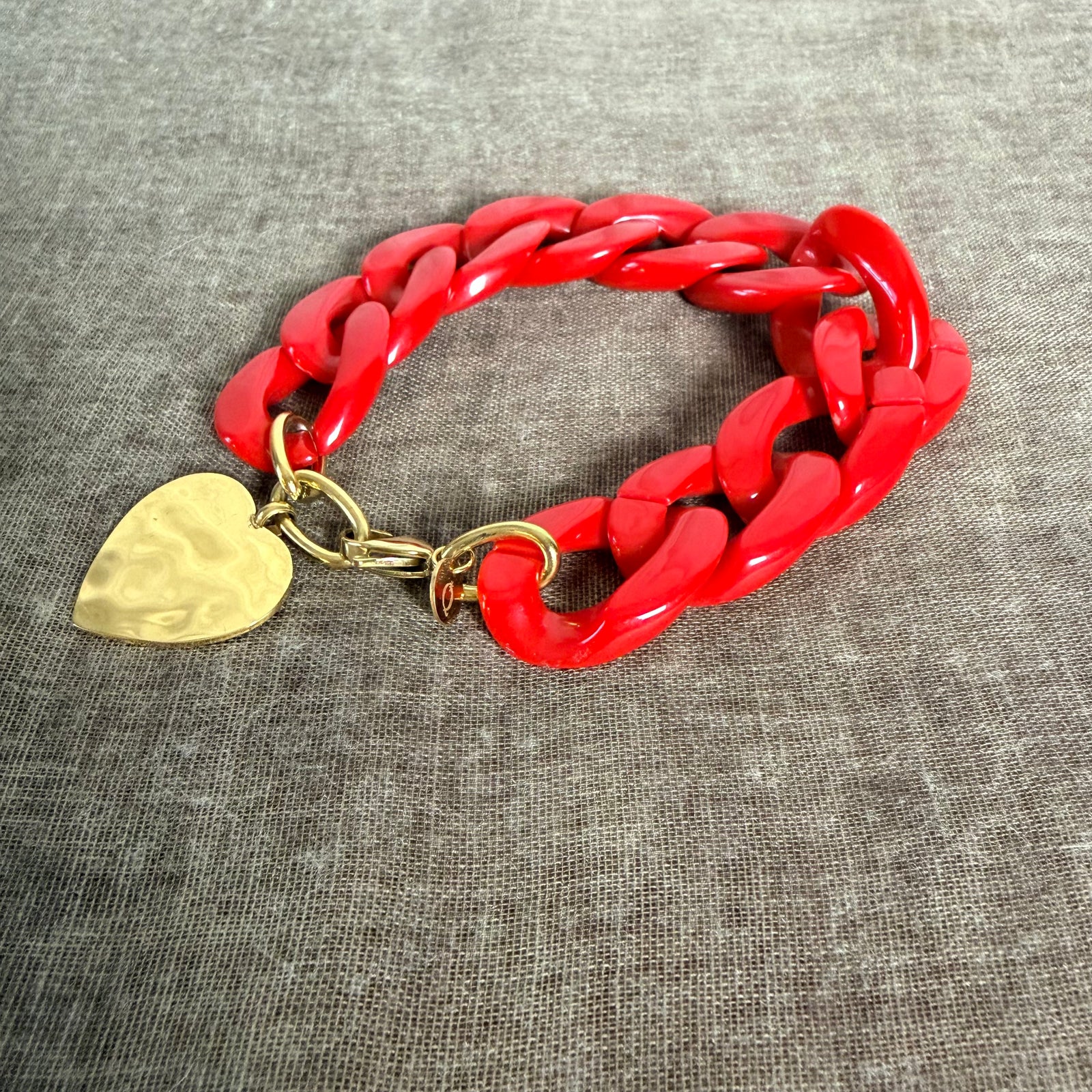 Resin link bracelet with heart charm 'CARRIE'