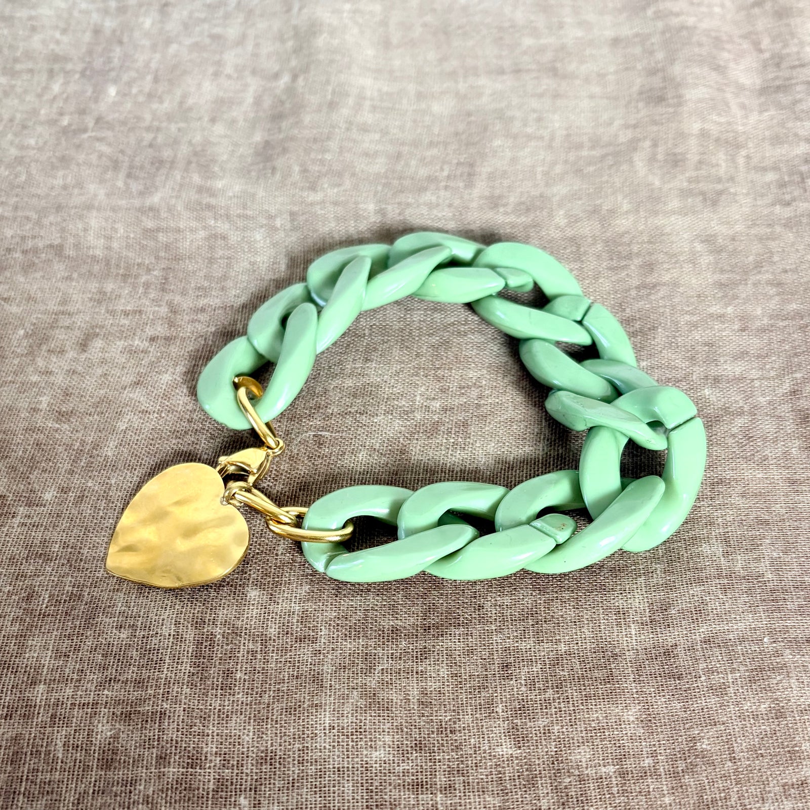Resin link bracelet with heart charm 'CARRIE'