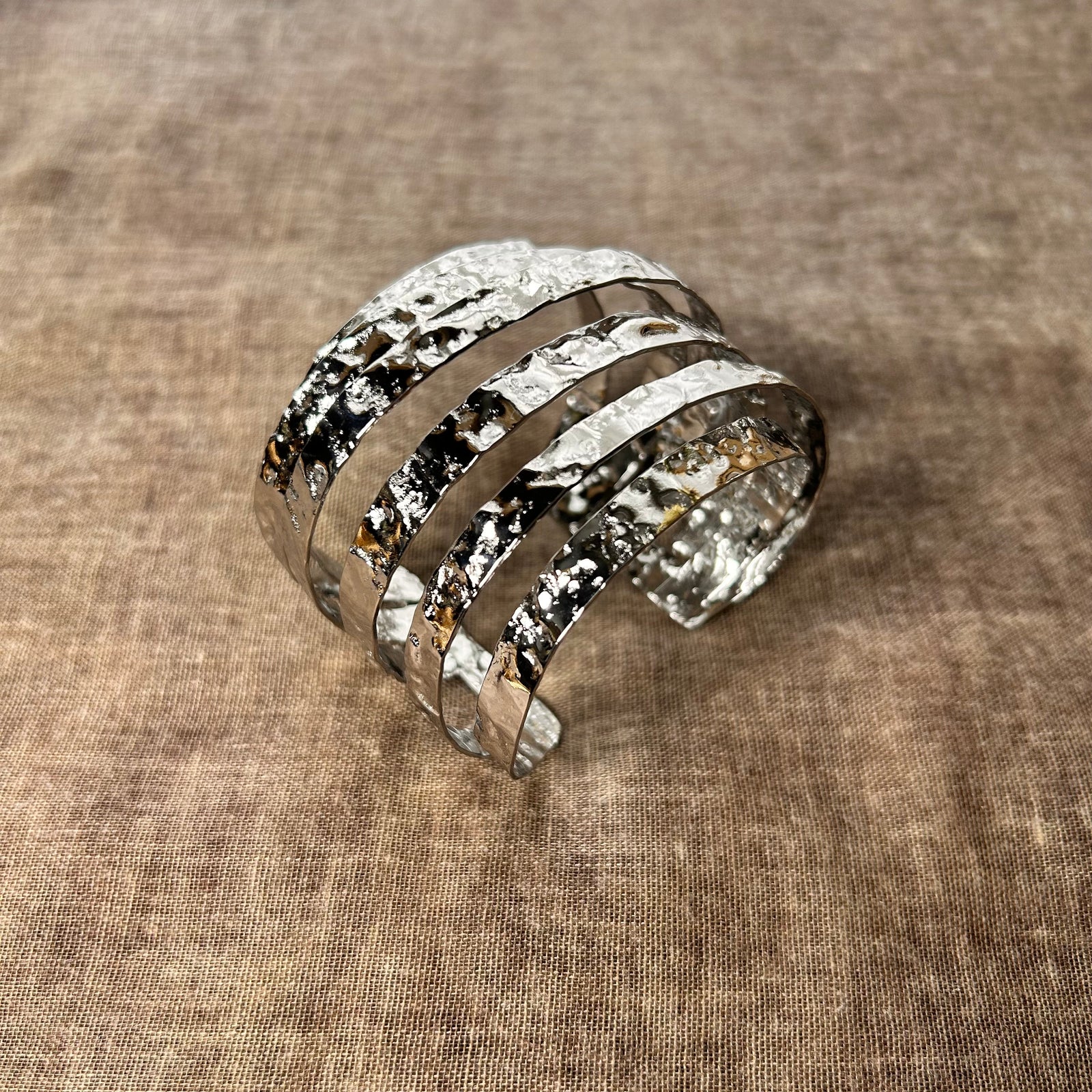 Beaten striped steel cuff bracelet 'VESPER'