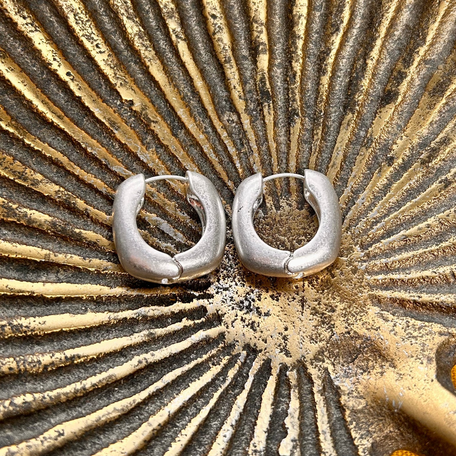 Small hinged hoop earrings 'ISABELLA'