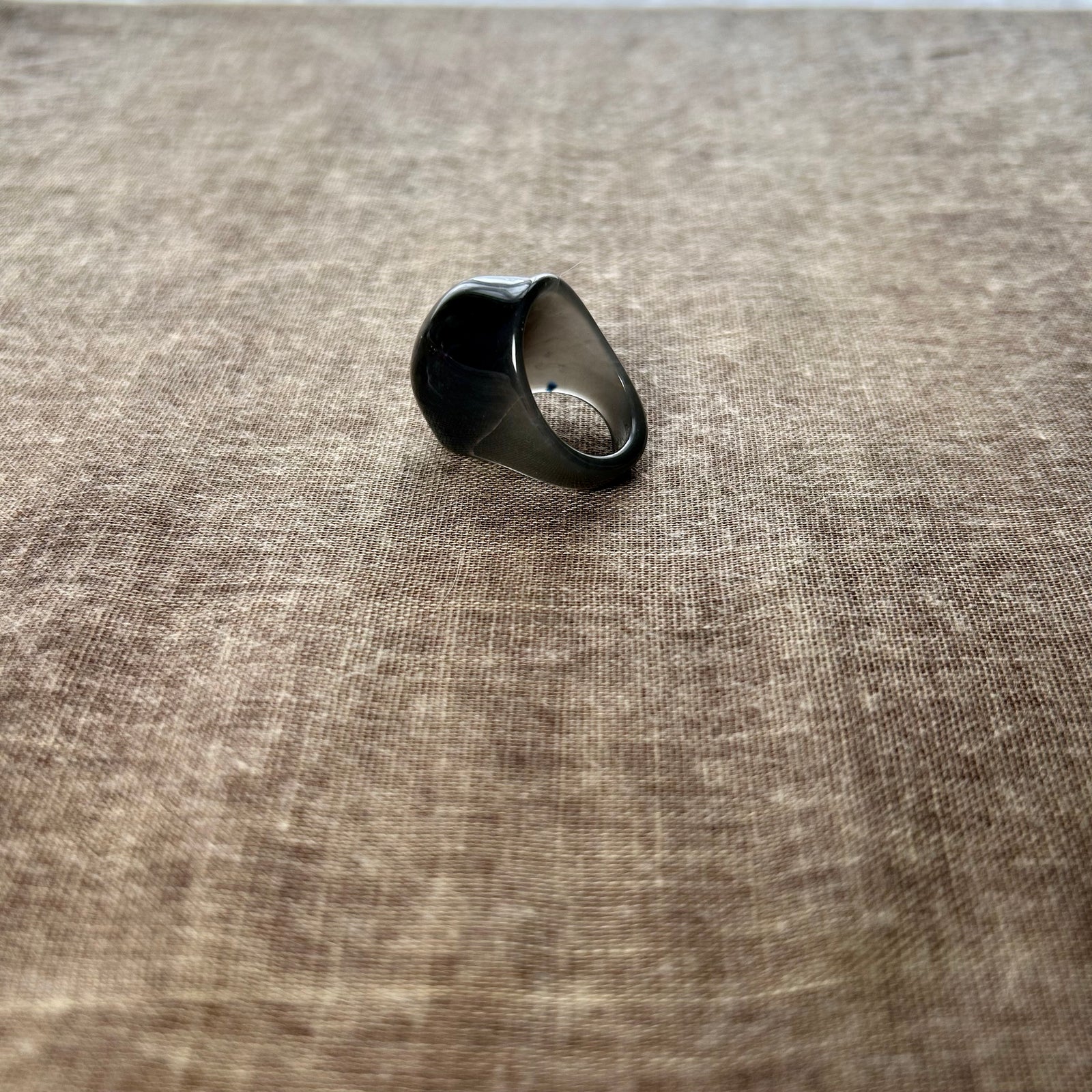 Marbled domed resin cocktail ring 'AIDEN'