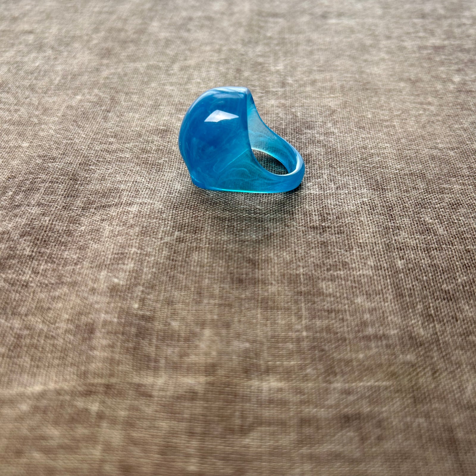 Marbled domed resin cocktail ring 'AIDEN'