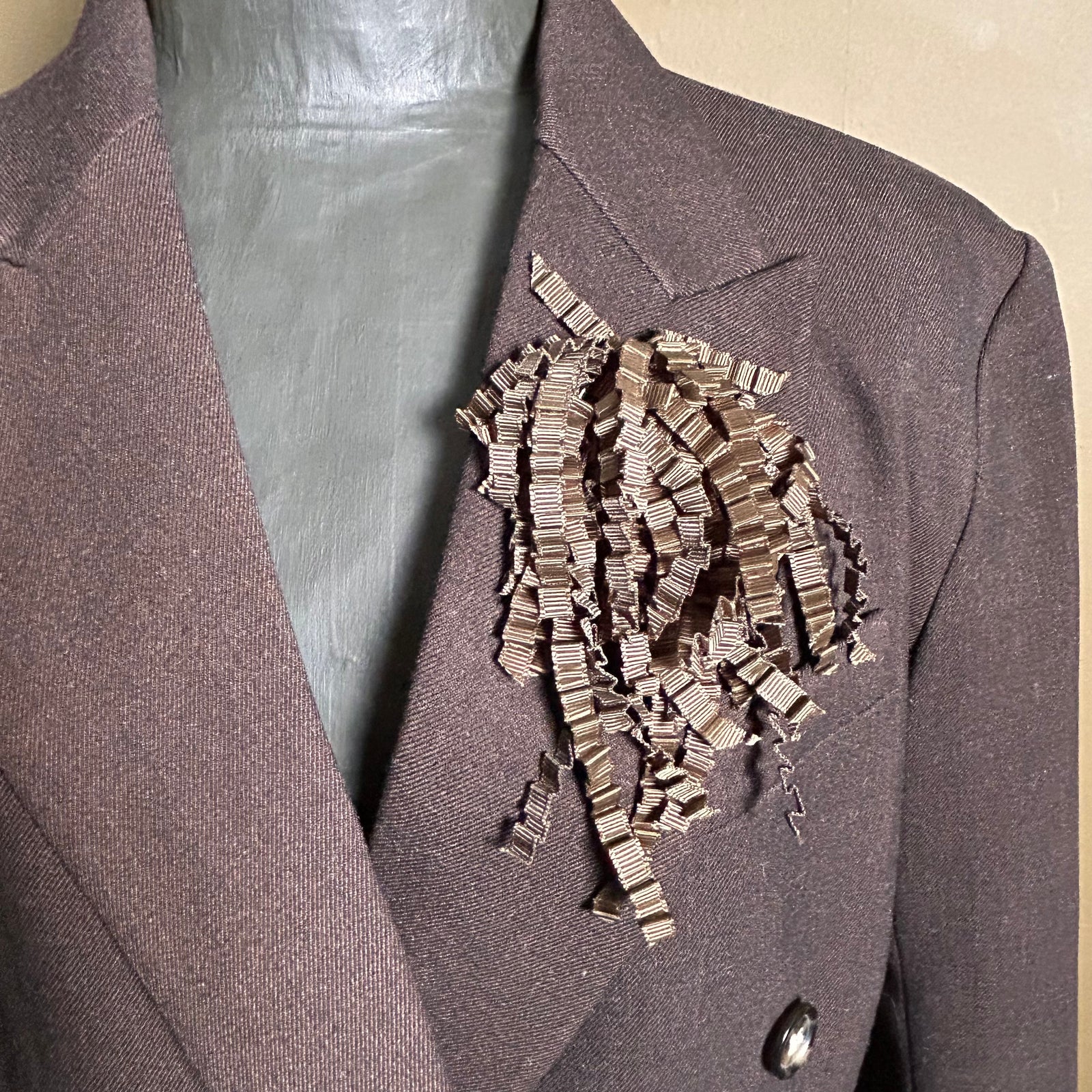 Curly satin ribbon brooch 'DANA'