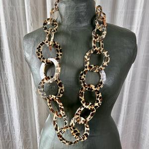 SADIE resin link statement necklace