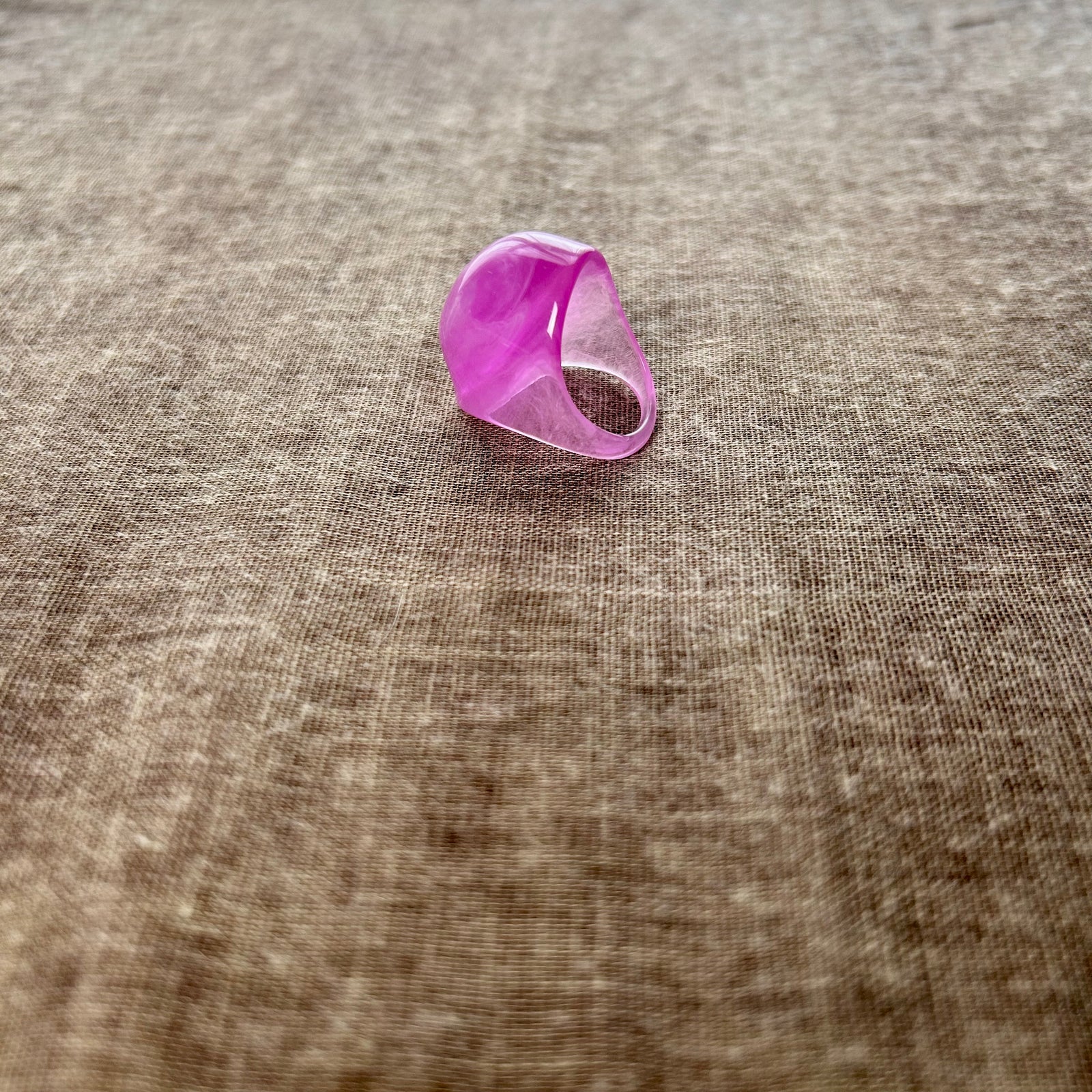 Marbled domed resin cocktail ring 'AIDEN'