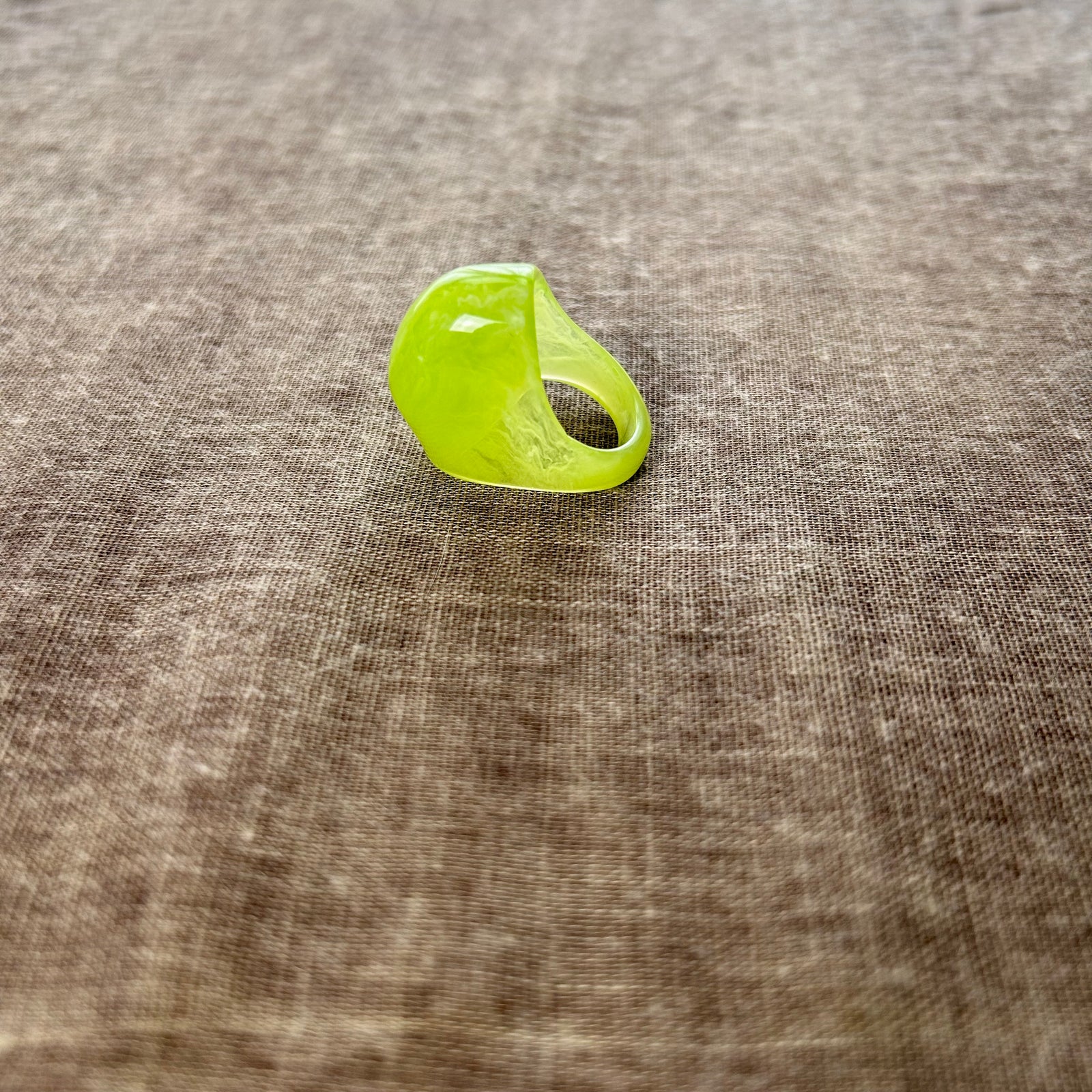 Marbled domed resin cocktail ring 'AIDEN'