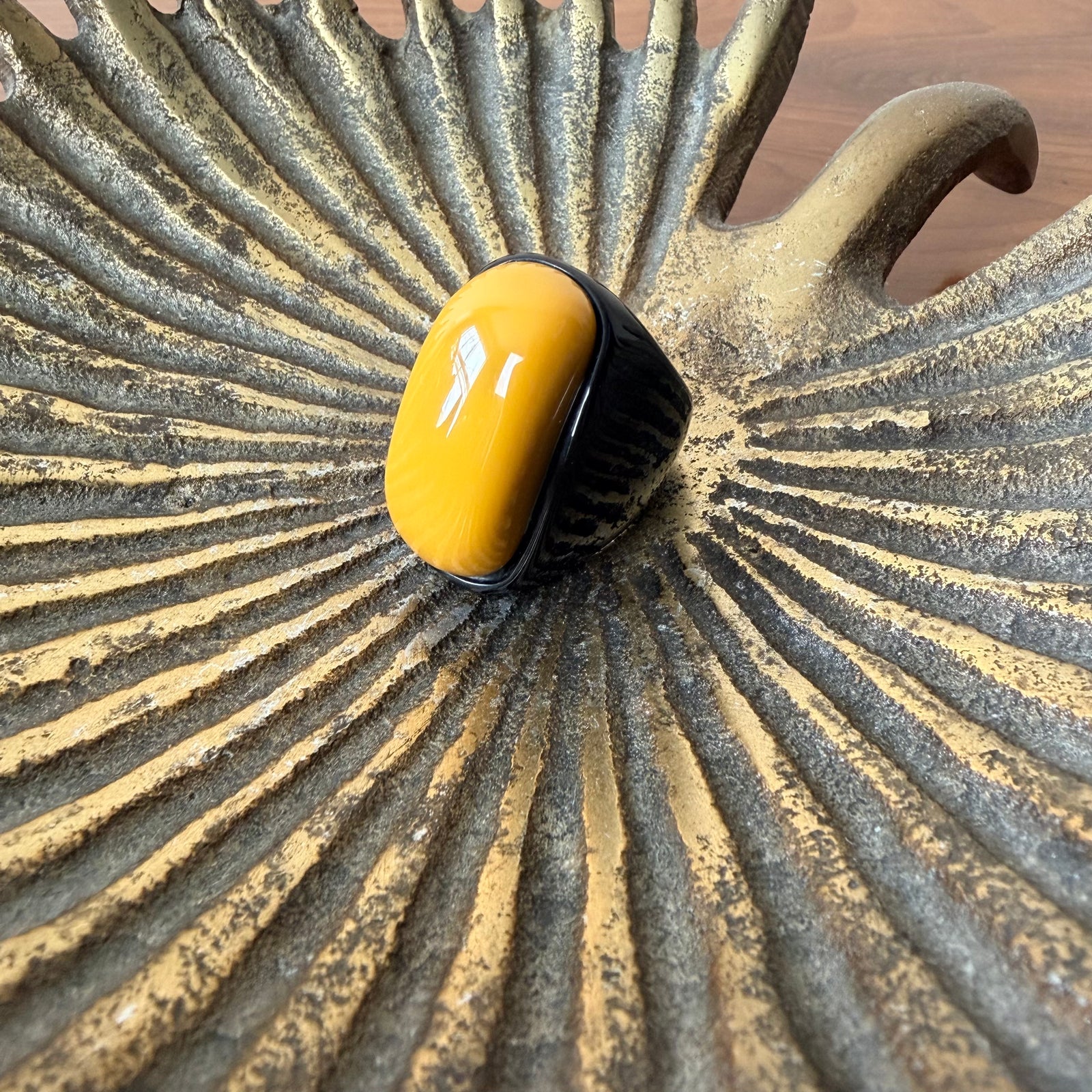 Large oblong resin ring 'LORRAINE'