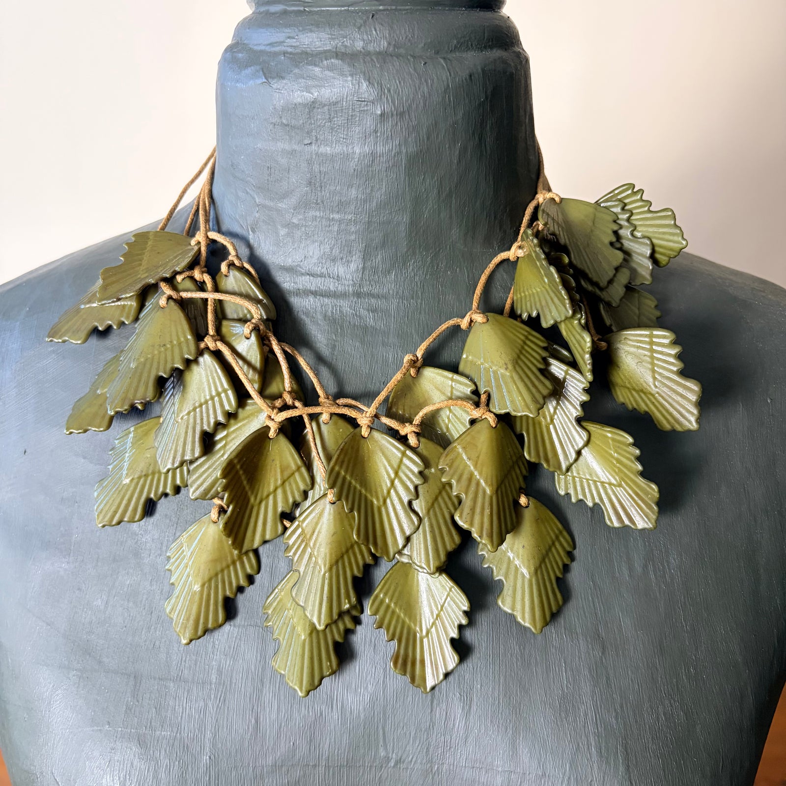 Resin leaf statement choker necklace 'LIZZIE'