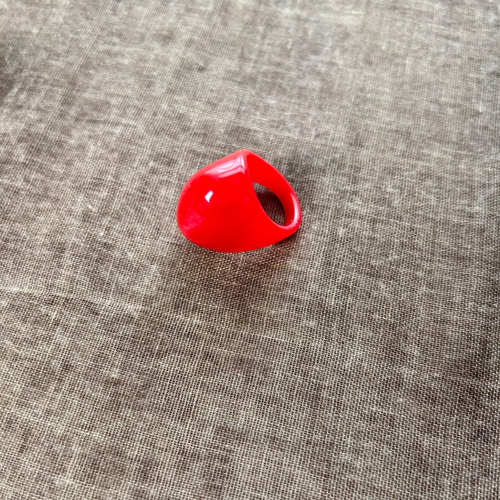 Marbled domed resin cocktail ring 'AIDEN'