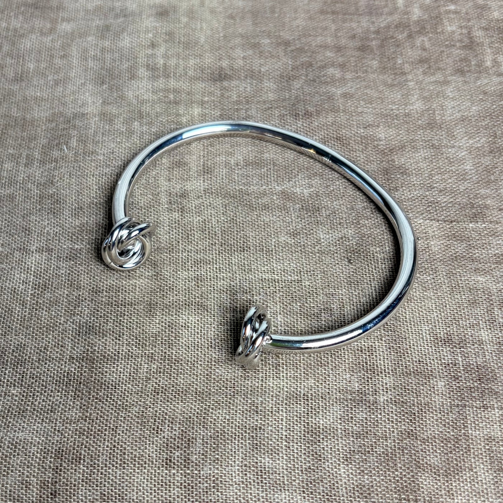 Double knot adjustable metal bangle 'MARNIE'