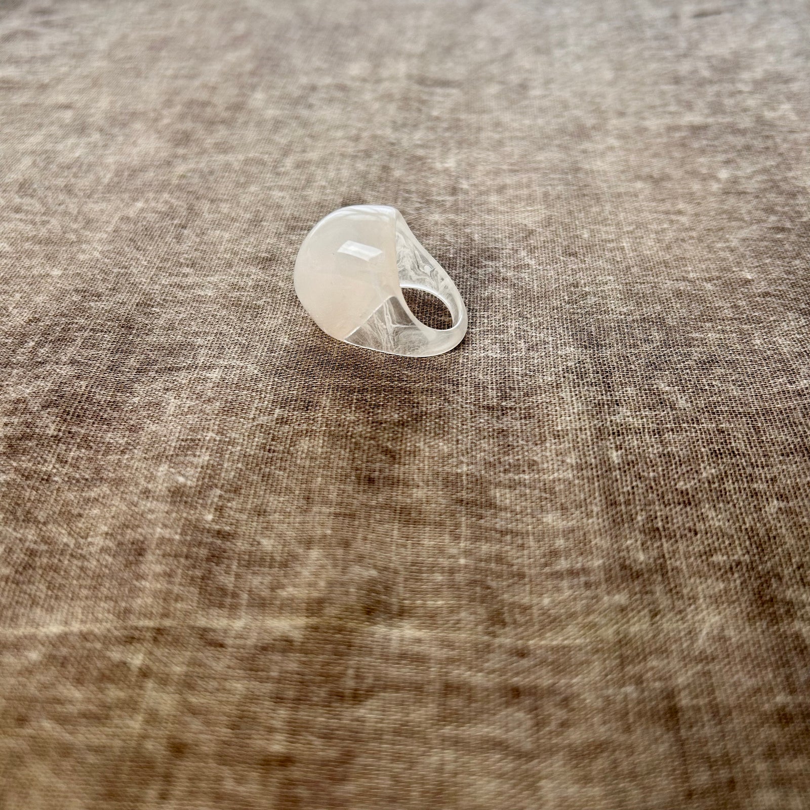 Marbled domed resin cocktail ring 'AIDEN'
