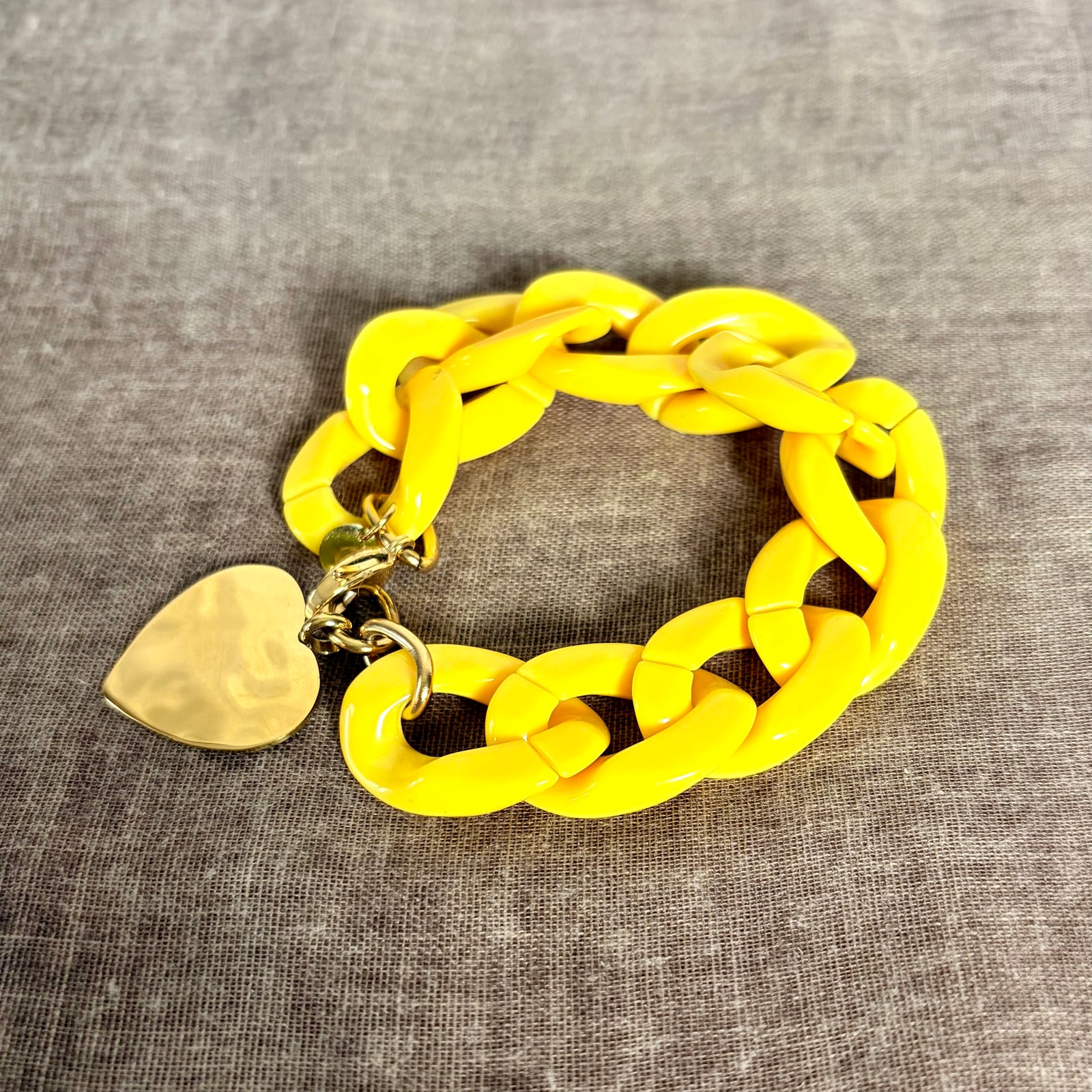 Resin link bracelet with heart charm 'CARRIE'